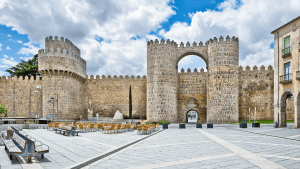 cuatro calles, toledo y ávila desde madrid, que ver en toledo, qué ver en ávila, Puerta del Alcázar, Ávila-min